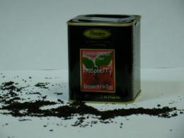 Фруктовый чай в подарочной жестяной упаковки со вкусом малины.