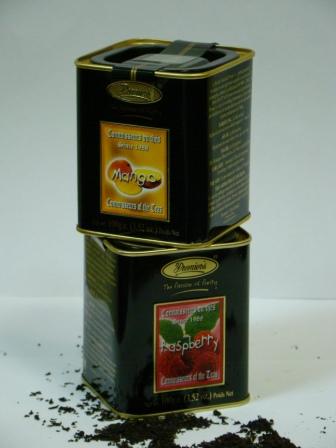 Фруктовый чай в подарочной жестяной упаковки со вкусом малины.