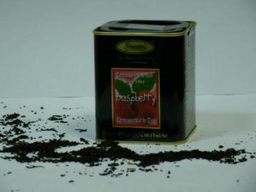 Фруктовый чай в подарочной жестяной упаковки со вкусом малины.